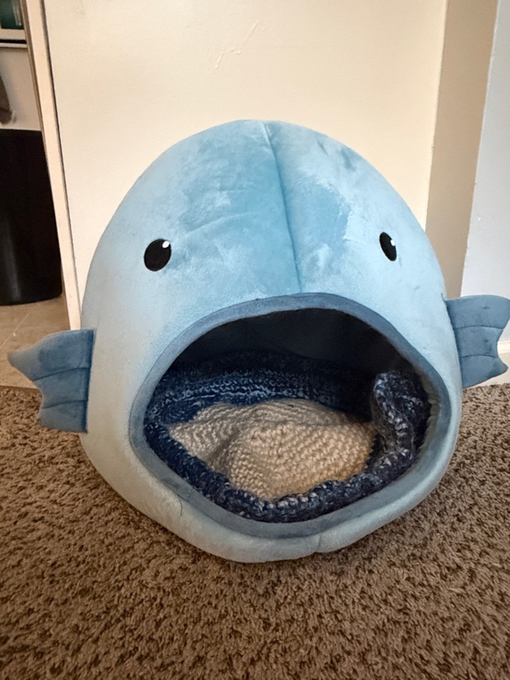 Plush Light Blue Fish-Shaped Pet Bed